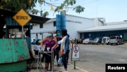 Personas afectadas con síntomas de coronavirus acuden a un hospital de Managua, Nicaragua, el 29 de abril de 2020.