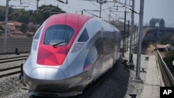在印度尼西亚西爪哇万隆举行高铁开通仪式，一台高铁列车机头停靠在 Padalarang 车站。（2023年10月2日) 