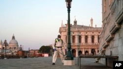 Radnik dezinfikuje ulice blizu San Marka u Veneciji, 6. aprila 2020. 