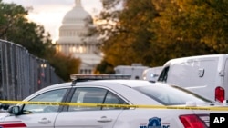 ARCHIVO - La Policía Metropolitana de Washington ha cerrado varias arterías en la capital estadounidense este miércoles después que tres agentes recibieran disparos esta mañana en una inusual jornada de ataques a uniformados. Este imagen data del 19 de octubre de 2022. 
