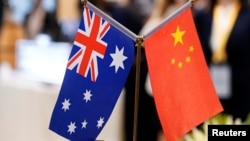 在上海举行的第三届中国国际进口博览会展台上的澳大利亚和中国国旗。（2020年11月6日）