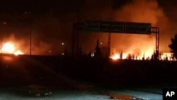 Foto divulgada por la agencia estatal siria SANA, muestra los resultados del presunto ataque israelí en in Kiswe, al sur de Damasco.