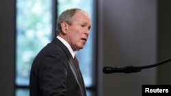 L'ancien président américain George W. Bush s'exprime lors des funérailles du député John Lewis, à l'église baptiste Ebeneezer d'Atlanta, le 30 juillet 2020.