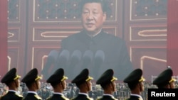 資料照片: 2019年10月1日習近平閱兵演講影片前的軍人