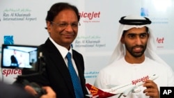 SpiceJet chairman and managing director Ajay Singh, left, and Sheikh Khalid bin Saud Al Qasimi, a son of Ras al-Khaimah ruler Sheikh Saud bin Saqr Al Qasimi, right, pose for photographs during a news conference in Ras al-Khaimah, UAE, Oct. 23, 2019. 