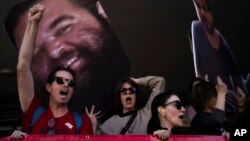 Демонстранти држат фотографии на кои се прикажани лицата на израелските заложници кои се држат во појасот Газа, за време на протестот со кој се бара нивно ослободување од Хамас, во Тел Авив, Израел, 6 март 2025 година
