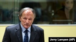 Bivši general srpske policije Vlastimir Đorđević na ročištu u Hagu, kada je Žalbeno veće smanjilo njegovu prvostepenu zatvorsku kaznu sa 27 na 18 godina, 27. januara 2014. godine (Foto: AP/Jerry Lampen) 