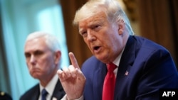 Predsednik SAD Donald Tramp i potpredsednik Majk Pens tokom razgovora sa predstavnicima farmaceutskih kompanija (Foto: AFP)
