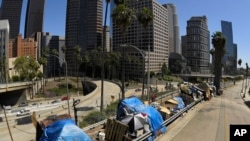 រូបឯកសារ៖ តង់​របស់​ជន​គ្មាន​ផ្ទះសម្បែង​នៅ​តាម​មហាវិថី Beaudry ក្នុង​ទីក្រុង Los Angeles រដ្ឋ​ California សហរដ្ឋអាមេរិក ថ្ងៃទី២១ ខែឧសភា ឆ្នាំ២០២០។ 