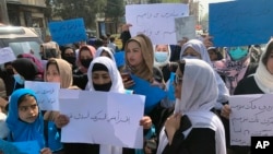 طالبانو په افغانستان کې واک د بیا ترلاسه کولو سره هممهاله د لومړنۍ دورې څخه پورته دورو کې نجونې له زده کړو منع کړي او بیا یې پوهنتونونو کې هم ښځو او نجونو پر زده کړو بندیز ولګوه. 