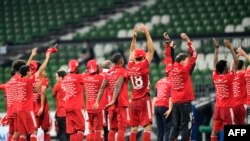 Les joueurs du Bayern célèbrent leur titre de champions de la Bundesliga, Allemagne, le 16 juin 2020.