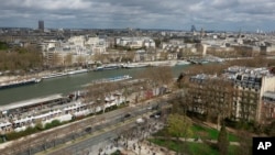 El río Sena se ve el jueves 28 de marzo de 2024 en París. El río acogerá la ceremonia inaugural de los Juegos Olímpicos de París 2024 con barcos para cada delegación nacional.