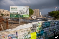 Reklame proyek perumahan baru di pemukiman Ramat Shlomo di Yerusalem timur. Keputusan ICC yang memberi wewenang kepada kepala jaksa untuk membuka penyelidikan kejahatan perang terhadap Israel akan segera berdampak di Tepi Barat yang diduduki Israel. (Foto: AP)