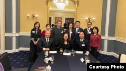 美國伊利諾州民主黨聯邦參議員塔米·達克沃斯(前排左2）與台灣朝野立法委員代表團會晤。 (2025年1月21日，參議員達克沃斯辦公室提供)