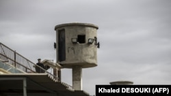 Un policier égyptien près des tours de garde de la prison de Tora, dans la banlieue sud de la capitale égyptienne, Le Caire, le 11 février 2020.