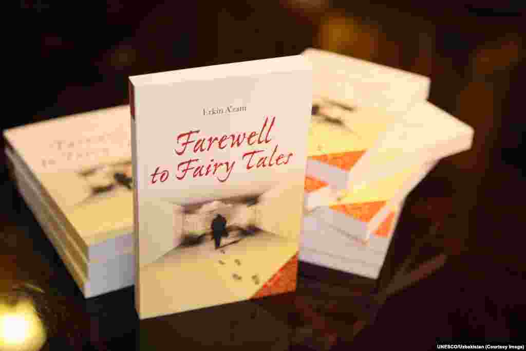 Erkin A'zam qalamiga mansub "Alvido, ertaklar" kitobining inglizchaga tarjimasi. 12-mart, O'zbekiston elchixonasi, Vashington.