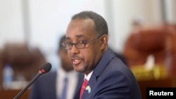 Waziri Mkuu wa Somalia Mohamed Hussein Roble alipongumza katika bunge mjini Mogadishu,
Somalia, September 23, 2020. 