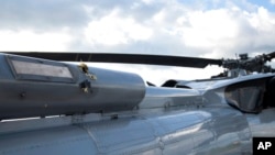 ARCHIVO - En esta foto de archivo del 25 de junio de 2021 divulgada por la Presidencia de Colombia se muestran los tiros en el fuselaje en un helicóptero de la Fuerza Aérea Colombiana después de ser atacado cuando transportaba al presidente Iván Duque…