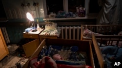 Deca bez roditelja na dečjem odeljenju bolnice u Hersonu, 22. novembar 2022.