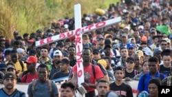 ARCHIVO - Migrantes parten de Tapachula, México, el domingo 24 de diciembre de 2023.