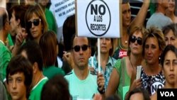 En Madrid protestan contra los recortes presupuestarios impuestos por el gobierno para equilibrar los presupuestos.