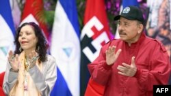 Esta fotografía publicada por la Presidencia de Nicaragua muestra a Daniel Ortega y a Rosario Murillo aplaudiendo durante un evento para conmemorar el 90° aniversario de la muerte del líder revolucionario Augusto C. Sandino en Managua, Nicaragua, el 21 de febrero de 2024. AFP