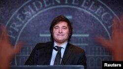 រូបឯកសារ៖ ប្រធានាធិបតីទើបជាប់ឆ្នោតថ្មីរបស់ប្រទេសអាហ្សង់ទីន លោក Javier Milei ថ្លែងទៅកាន់ក្រុមអ្នកគាំទ្រ បន្ទាប់ពីឈ្នះការបោះឆ្នោត នៅទីក្រុង Buenos Aires ប្រទេសអាហ្សង់ទីន កាលពីថ្ងៃទី១៩ ខែវិច្ឆិកា ឆ្នាំ២០២៣។