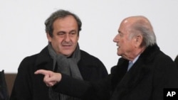 Michel Platini et Sepp Blatter, le 16 décembre 2014. (AP Photo/Christophe Ena, file)