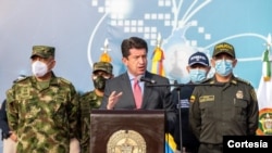 El ministro de Defensa, Diego Molano (Centro), y los comandantes de la Policía y las Fuerzas Militares, entregaron nuevos detalles sobre la investigación del asesinato del presidente de Haití, Jovenel Moise. [Foto Cortesía Ministerio de Defensa]