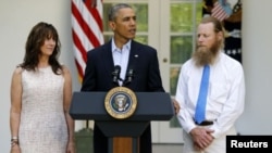 သမ္မတအိုဘားမားက တပ်ကြပ် Bob Bergdahl ကို ပြန်လွတ်လာပြီဖြစ်ကြောင်း Bob ရဲ့ မိဘနှစ်ပါးရှေ့မှာ ကြေညာစဉ်။ (မေ ၃၁၊ ၂၀၁၄)