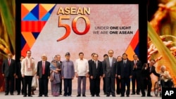 FILE: Philippine President Rodrigo Duterte, sixth from left, poses with descendants and representatives of the ASEAN Founding Fathers at the closing ceremony of the 50th ASEAN Foreign Ministers Meeting and its 50th Grand Celebration Tuesday Aug. 8, 2017 at the Philippine International Convention Center in Manila, Philippines. (AP Photo/Bullit Marquez)