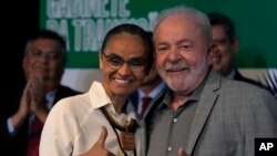El presidente electo de Brasil, Luiz Inacio Lula da Silva, y su recién designada ministra de Medio Ambiente, Marina Silva, posan para los fotógrafos durante el anuncio de los ministros de su gobierno entrante, el 29 de diciembre de 2022 en Brasilia, Brasil.