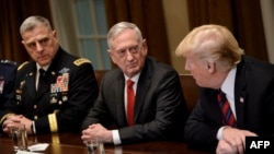 El Jefe de Estado Mayor del Ejército, Mark A. Milley (I); el Secretario de Defensa de Estados Unidos, James Mattis (C); y el Presidente de Estados Unidos, Donald Trump, en una reunión con líderes militares en la Casa Blanca, el 23 de octubre de 2018.