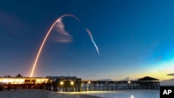 Esta imagen muestra el lanzamiento de la cápsula espacial Starliner, de Boeing, a bordo de un cohete Atlas V desde Cabo Cañaveral, Florida, el viernes, 20 de diciembre del 2019. 