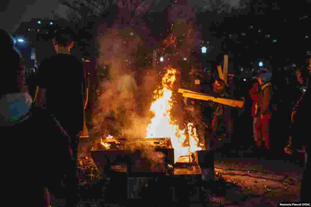 Sur la place Franklin, des militants anti-trump étaient présents pour protester et ont brûlé des kiosques à journaux, à Washington DC, le 20 janvier 2017. (VOA/Nastasia Peteuil)