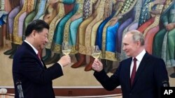 Xitoy rahbari Si Zinpin (chapda) Rossiya Prezidenti Vladimir Putin bilan