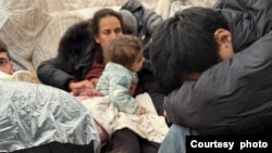 甘文威在偷渡的車上(甘文威提供)。