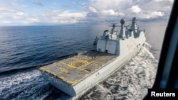 Kapal Denmark memantau kebocoran gas di Laut Baltik di lepas pantai Denmark, 30 September 2022. (Foto: via Reuters)