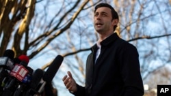 លោក Jon Ossoff បេក្ខជន​ខាង​គណបក្ស​ប្រជាធិបតេយ្យ ថ្លែងទៅកាន់ក្រុមអ្នកសារព័ត៌មាន នៅទីក្រុង Acworth រដ្ឋ Georgia កាលពីថ្ងៃទី៥ ខែមករា ឆ្នាំ២០២១។