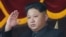Lãnh tụ Bắc Triều Tiên Kim Jong Un xem một cuộc diễu hành quân sự ở Bình Nhưỡng.