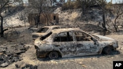 Autos calcinados por los incendios forestales en la isla griega de Rodas, en el mar Egeo, el 23 de julio de 2023.
