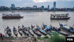 FILE - Fishermen and families living on boats along the Mekong riverbank in Phnom Penh, Cambodia, December 30, 2018. (Khan Sokummono/VOA Khmer) 