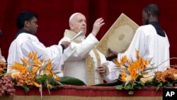 Papa Francis akitoa salamu zake za baraka za Pasaka maarufu kama "Urbi et Orbi" ("kwa jiji la Vatican na dunia") katika uwanja wa St. Peter's Square, Vatican, Aprili 21, 2019. 