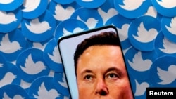 ARCHIVO - Composición fotográfica de la imagen de Elon Musk sobre logos de Twitter.