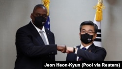 AQSh Mudofaa vaziri Lloyd Ostin Janubiy Koreya mudofaa vaziri Sux Uk bilan. Seul, 2-dekabr, 2021. 