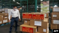 中國駐印尼大使館官員在雅加達國際機場檢查中國援助的抗疫物資。（2020年3月27日）