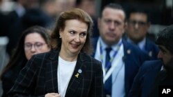 ARCHIVO - La entonces ministra de Relaciones Exteriores de Argentina, Diana Mondino, llega a una ceremonia por el 30 aniversario del atentado a la AMIA que mató a 85 personas en Buenos Aires, Argentina, el 18 de julio de 2024. 