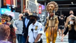 Živi nastupi, koncerti i pozorišne predstave ponovo se održavaju u Njujorku uz pandemijske mere predostrožnosti. Foto: Brodvej, 24. septembra 2021.