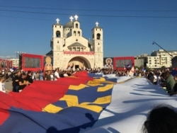 Nekoliko hiljada vjernika i pristalica Srpske pravoslavne crkve okupilo se ispred Hrama Hristovog vaskrsenja u Podgorici kako bi prisustvovali liturgiji uoči ustoličenja mitropolita crnogorskog-primorskog u Cetinjskom manastiru, 4. septembra 2021.