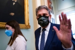 El senador Joe Manchin, demócrata por Virginia Occidental, pasa junto a los reporteros después de asistir a una larga reunión del Caucus Demócrata mientras el Senado continúa lidiando con las tareas de fin de año en el Capitolio en Washington, el 16 de diciembre de 2021.